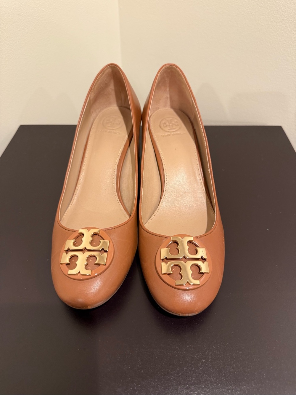 Tory Burch Cognac Leather Logo Pumps with Gold Emblem Size 7.5